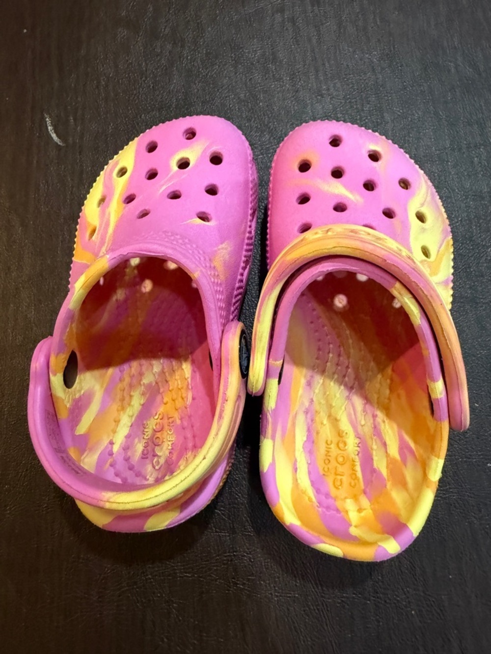 Crocs Classic Kids Pink & Yellow Marbled Tie-Dye Clog Sandals Sz 7